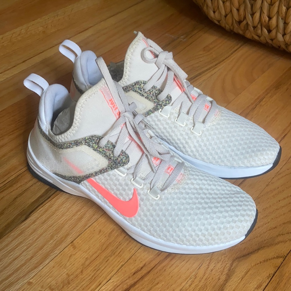 Nike Metcon size 8 NWOT, white neon pink